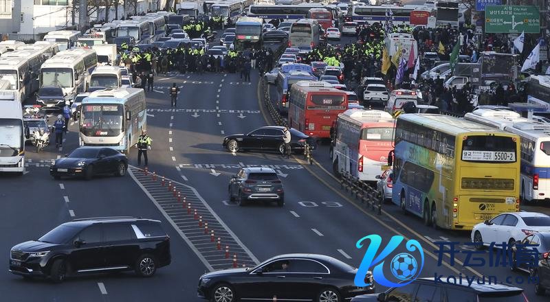  1月15日，窥察在位于韩国首尔的总统官邸隔邻保管递次。新华社