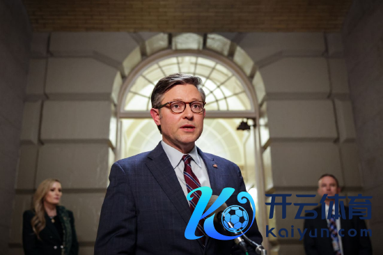 周三，好意思国众议院议长迈克・约翰逊在华盛顿特区国会山，在埃隆・马斯克与众议院共和党东谈主举行的会议阻抑后离开时，与记者交谈。