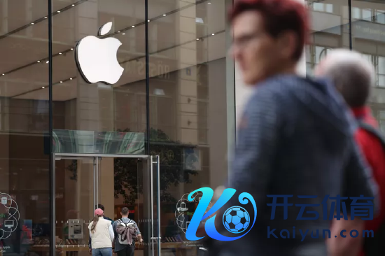 本周早些技艺，东说念主们在柏林的一家苹果店外
